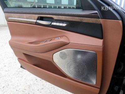 Genesis - G90 | 5.0 GDi AWD Prestige 12