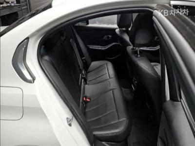BMW - 3-Series | 320 Base 11