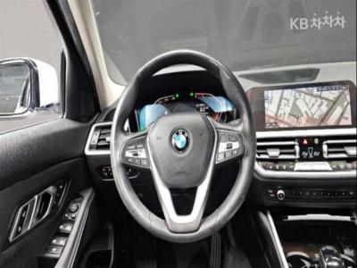 BMW - 3-Series | 320 Base 13